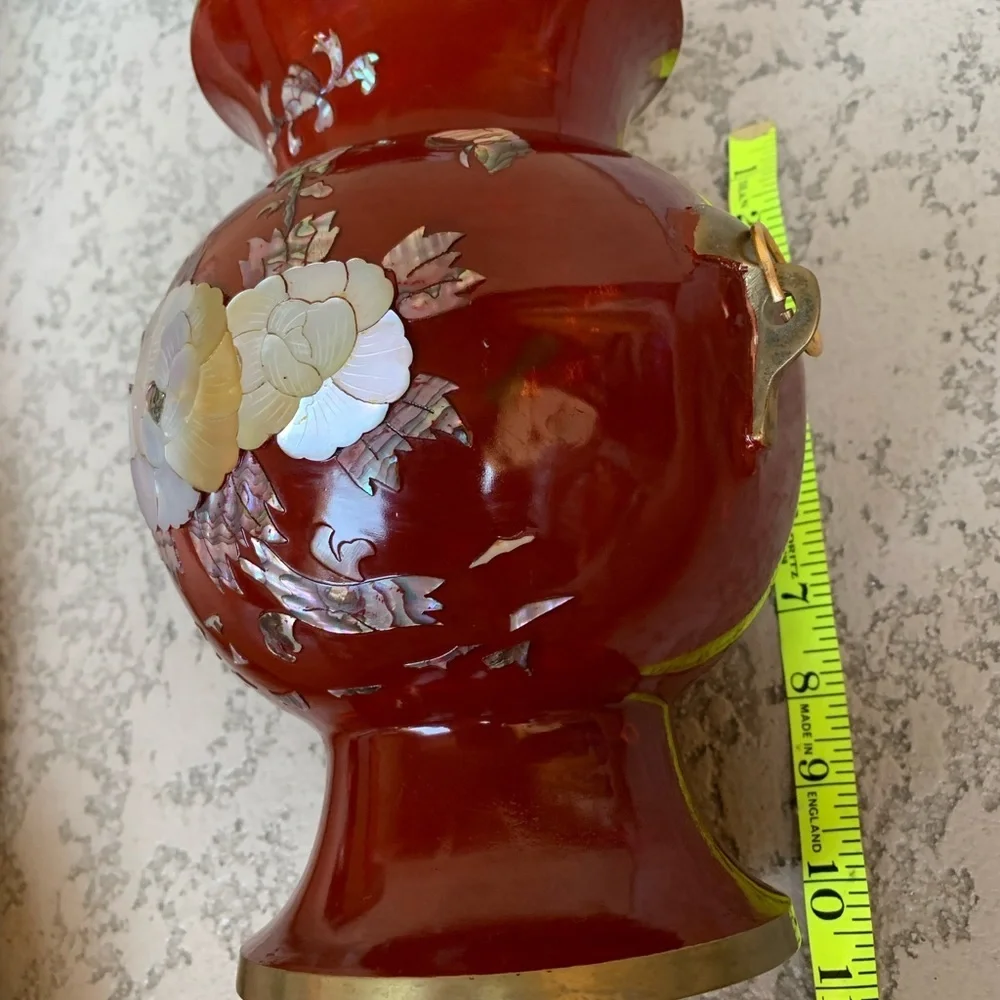 Vase with pearl design